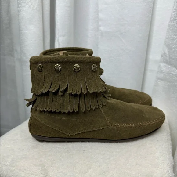 Minnetonka Women’s Soft Suede Double Fringe Side Zip Boot Olive Green Sz 9 - Picture 4 of 12
